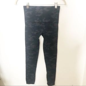 Spanx Seamless Black/Grey Camo Leggings sz M